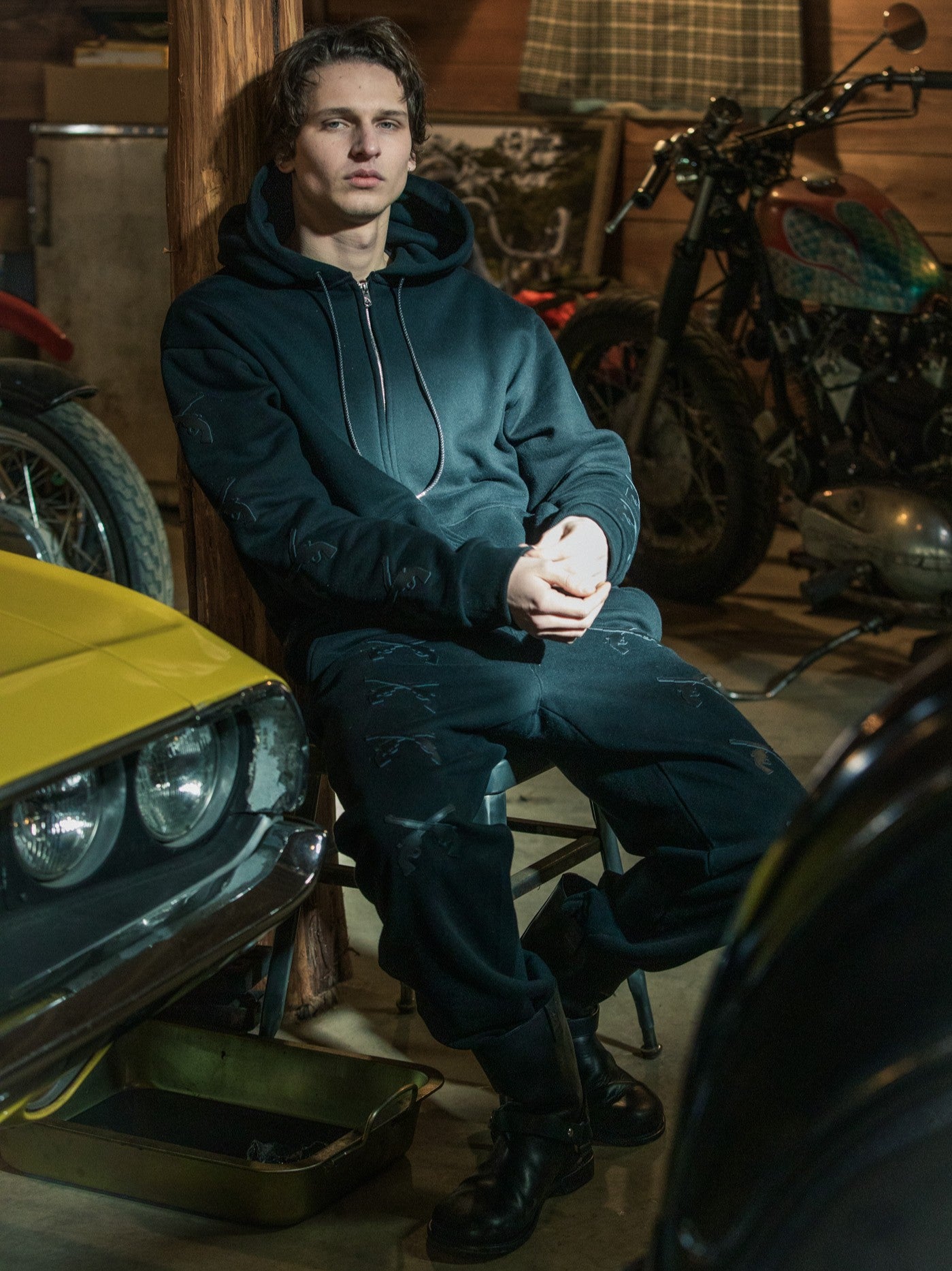 画像をギャラリービューアに読み込む, CROSSGUN LEATHER PATCH SWEAT HOODIE / BLACK