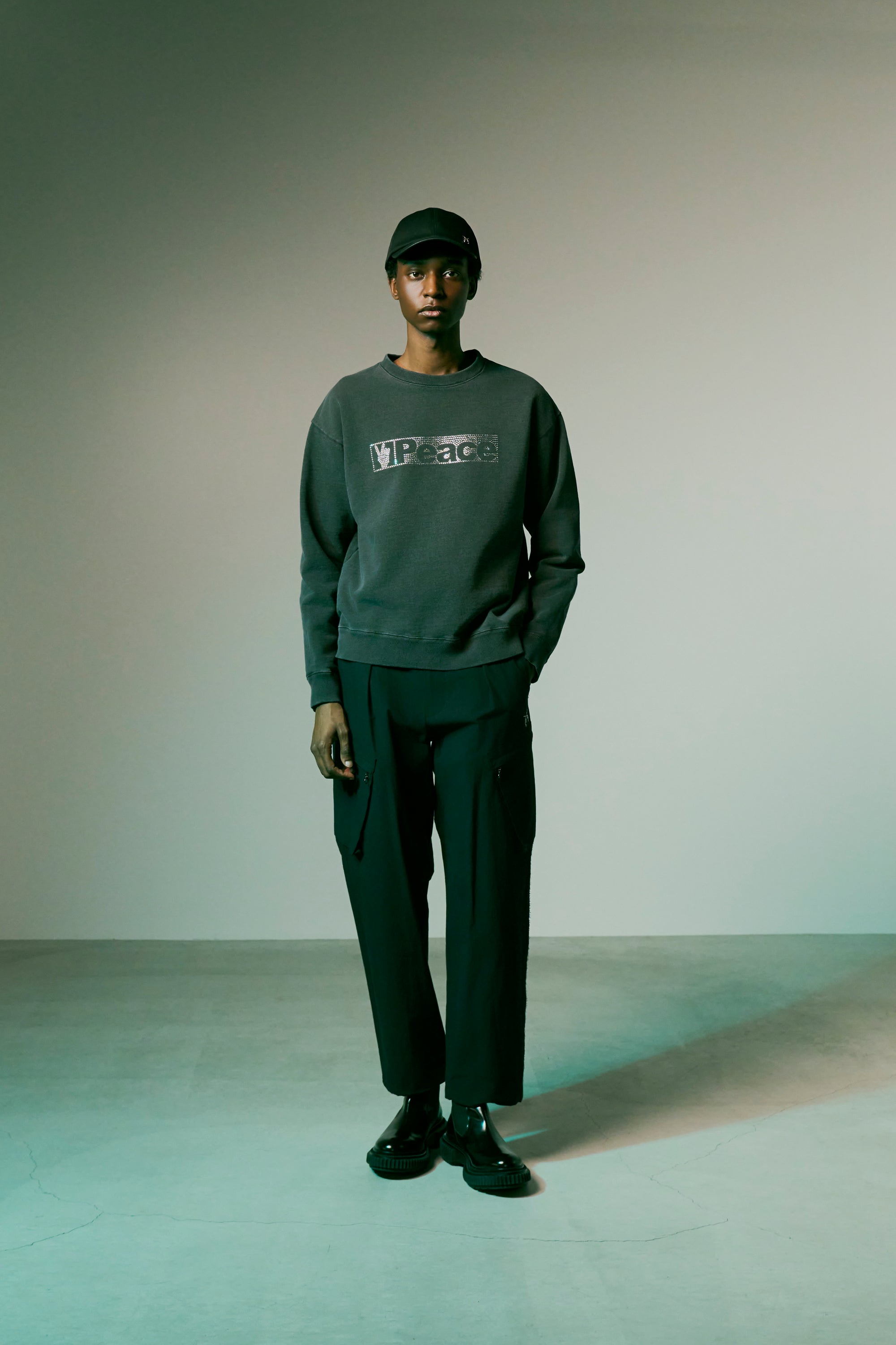 画像をギャラリービューアに読み込む, PEACE CRYSTAL SWEATSHIRT / BLACK