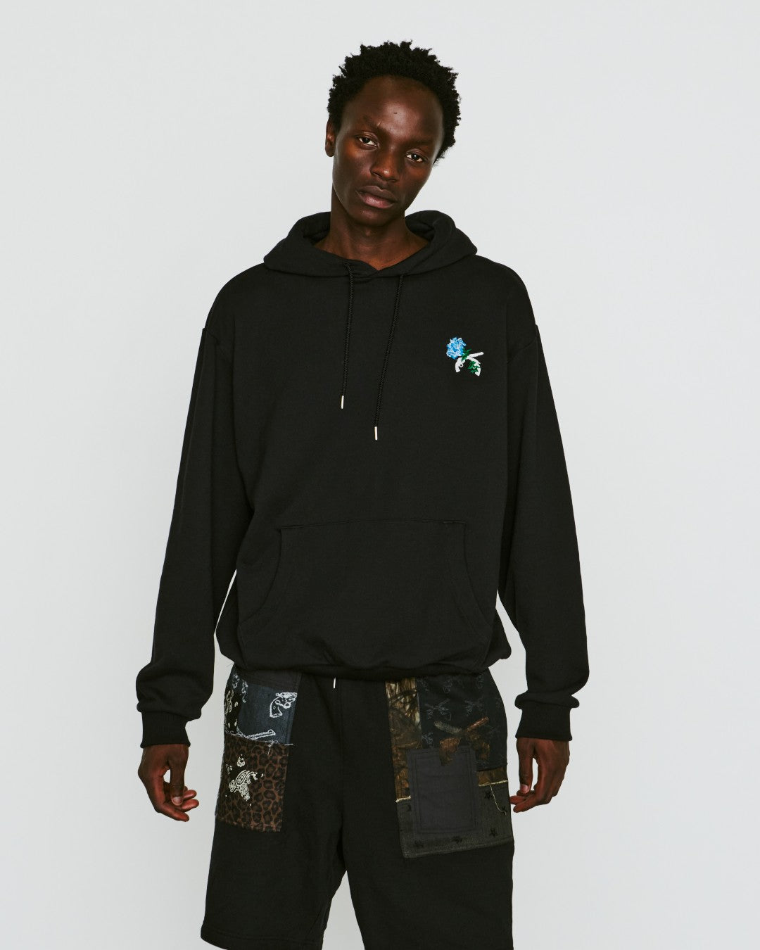 Load image into Gallery viewer, FLOWER CROSSGUN HOODIE / BLACK
