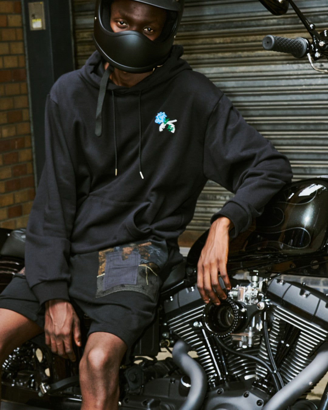 Load image into Gallery viewer, FLOWER CROSSGUN HOODIE / BLACK