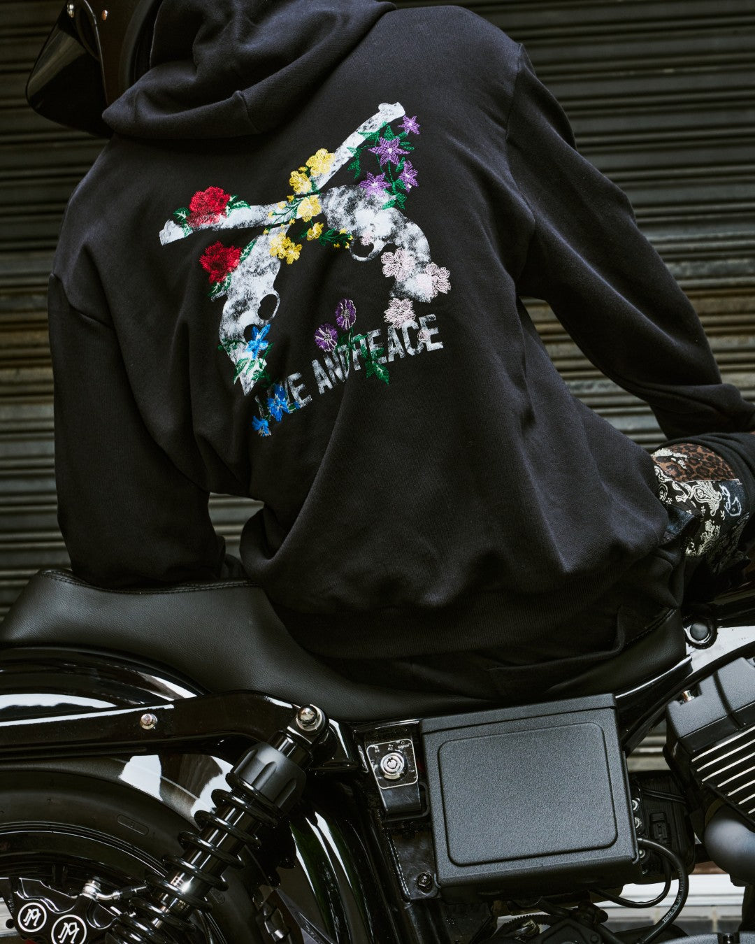 Load image into Gallery viewer, FLOWER CROSSGUN HOODIE / BLACK