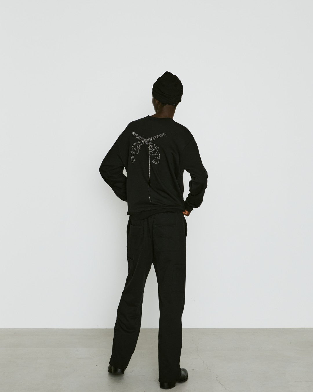 Load image into Gallery viewer, BALL CHAIN CROSSGUN EMBROIDERY SWEAT / BLACK