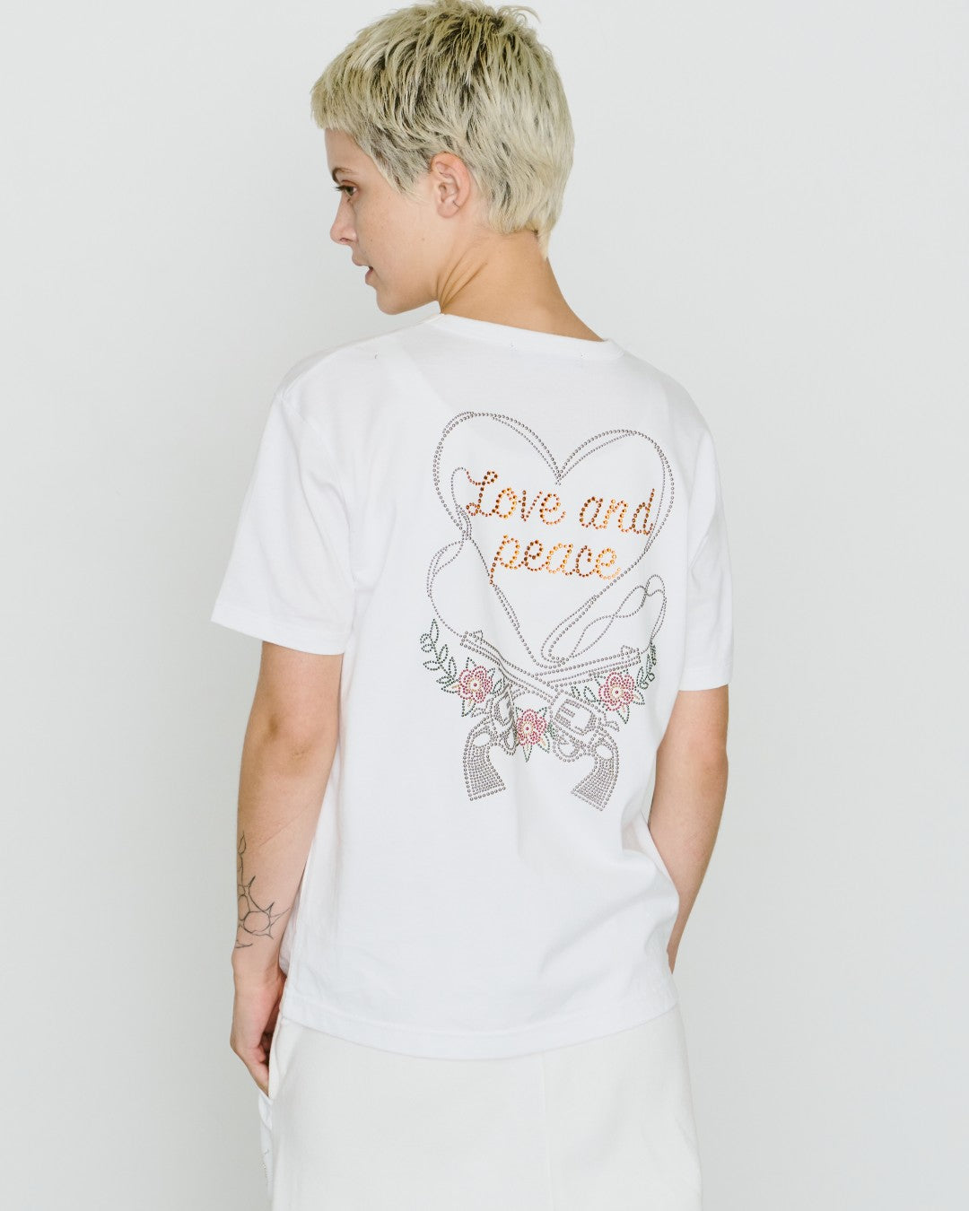画像をギャラリービューアに読み込む, WOMENS HEART CROSSGUN T-SHIRT / WHITE