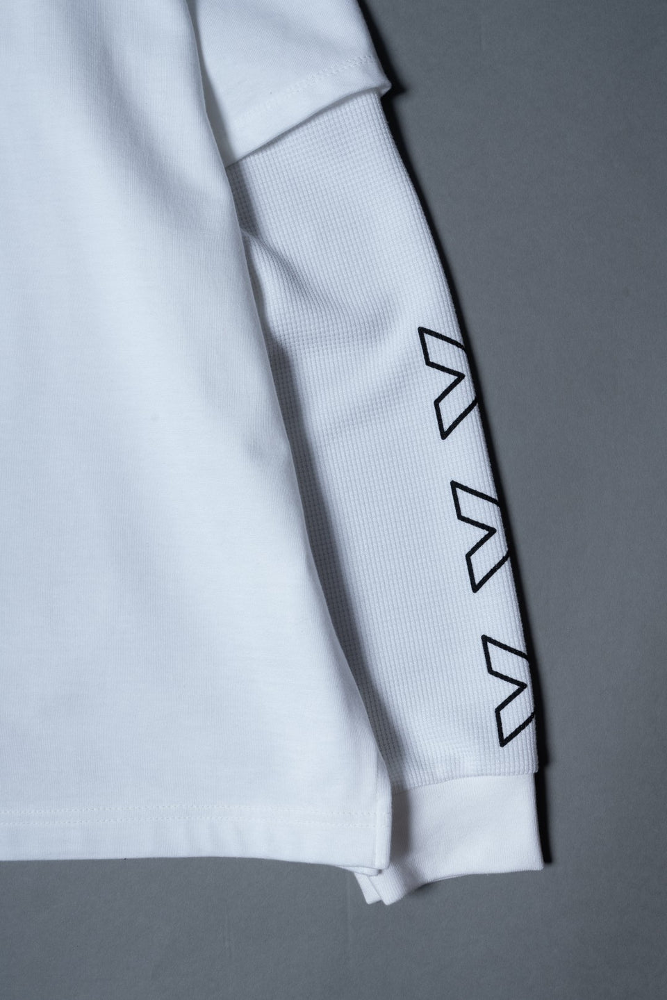 画像をギャラリービューアに読み込む, TRIPLE GUNS EMBLEM LAYERED T-SHIRT / WHITE