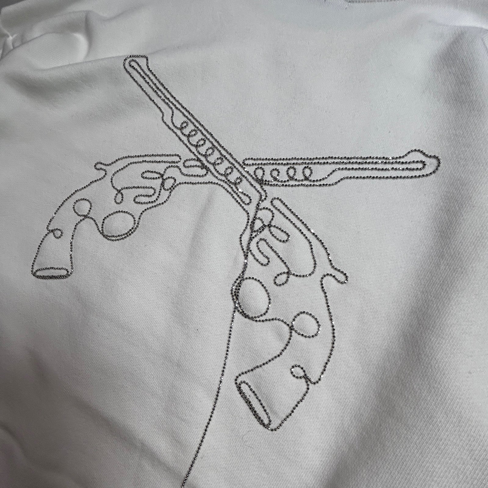 Load image into Gallery viewer, BALL CHAIN CROSSGUN EMBROIDERY SWEAT / WHITE