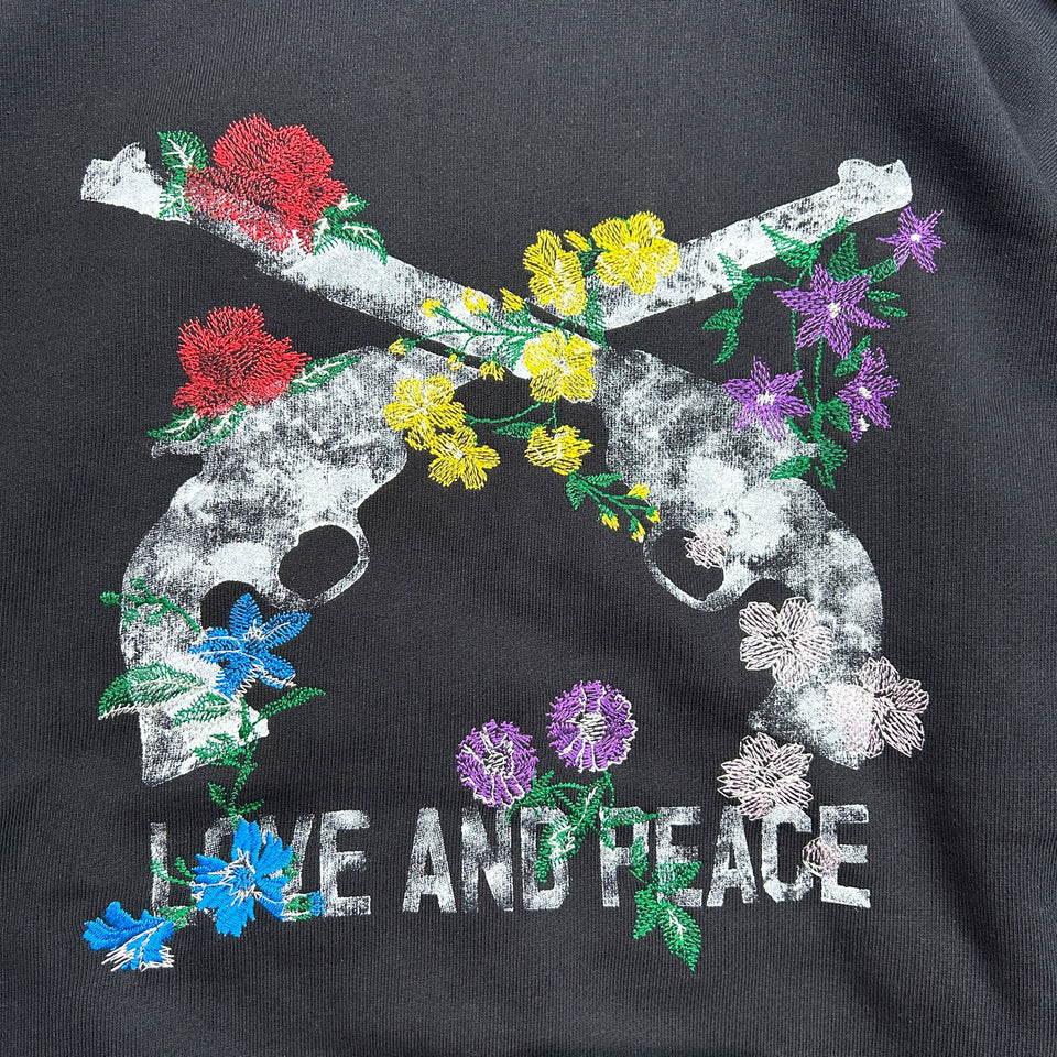Load image into Gallery viewer, FLOWER CROSSGUN HOODIE / BLACK