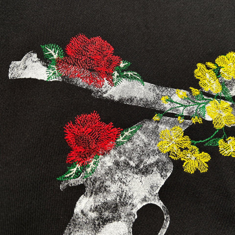 Load image into Gallery viewer, FLOWER CROSSGUN HOODIE / BLACK