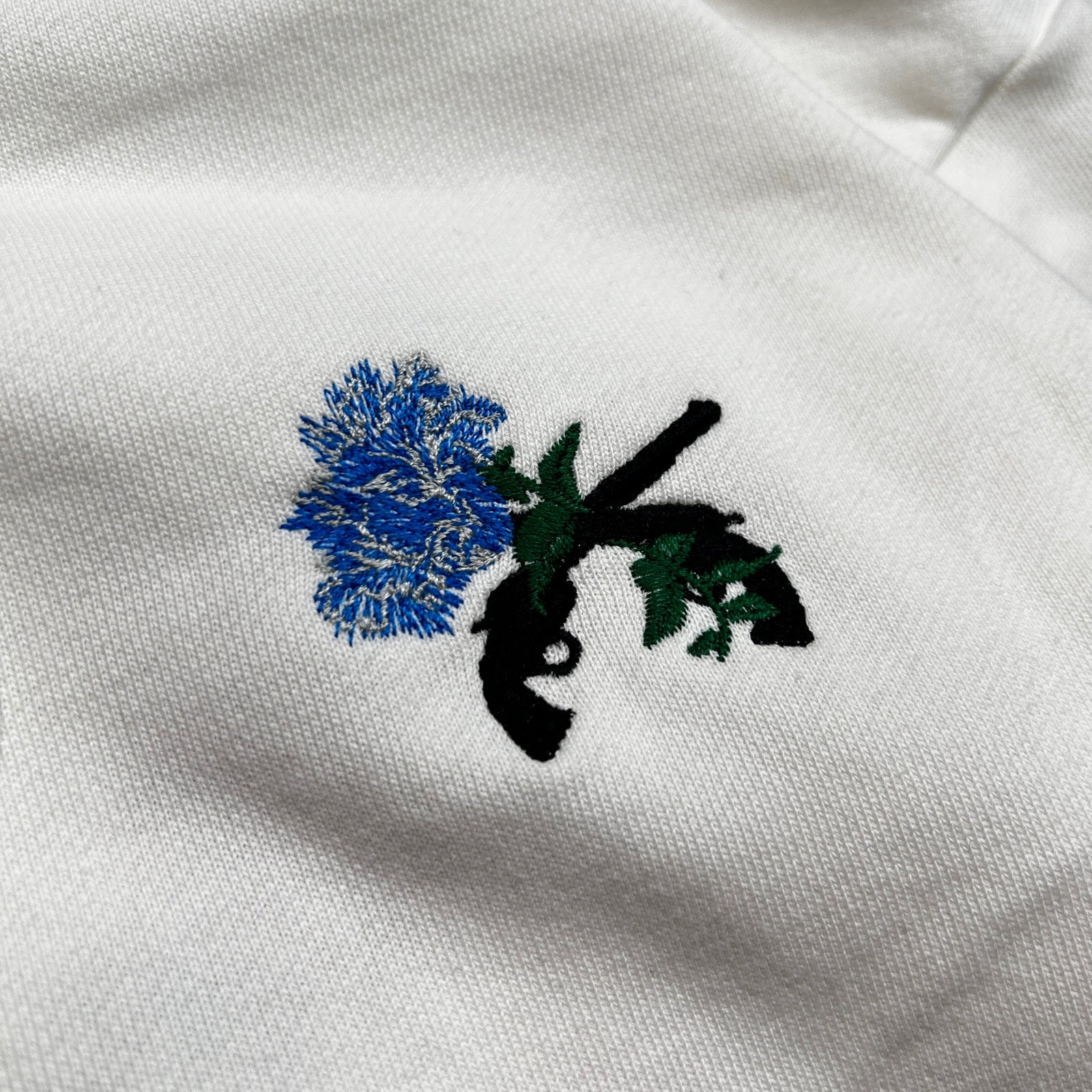 Load image into Gallery viewer, FLOWER CROSSGUN HOODIE / WHITE