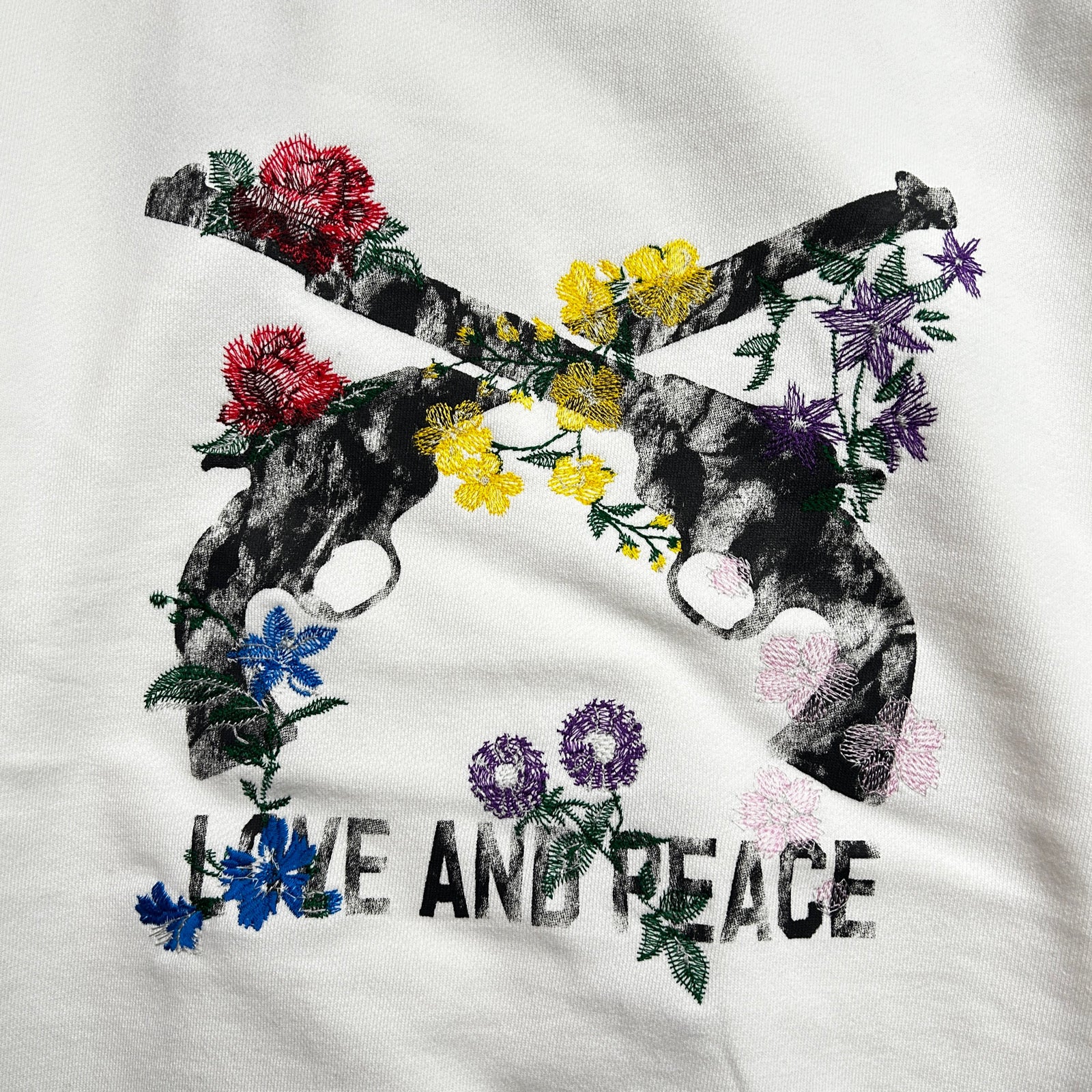 Load image into Gallery viewer, FLOWER CROSSGUN HOODIE / WHITE