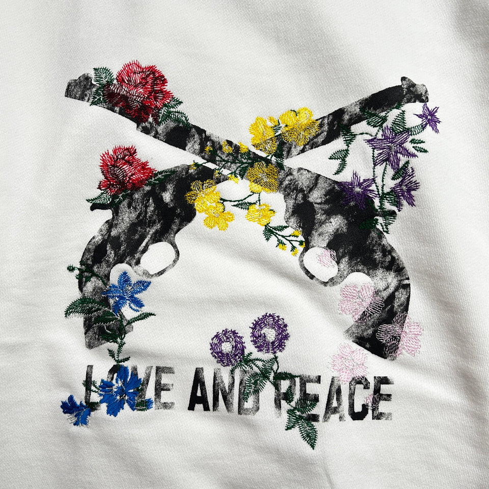 Load image into Gallery viewer, FLOWER CROSSGUN HOODIE / WHITE