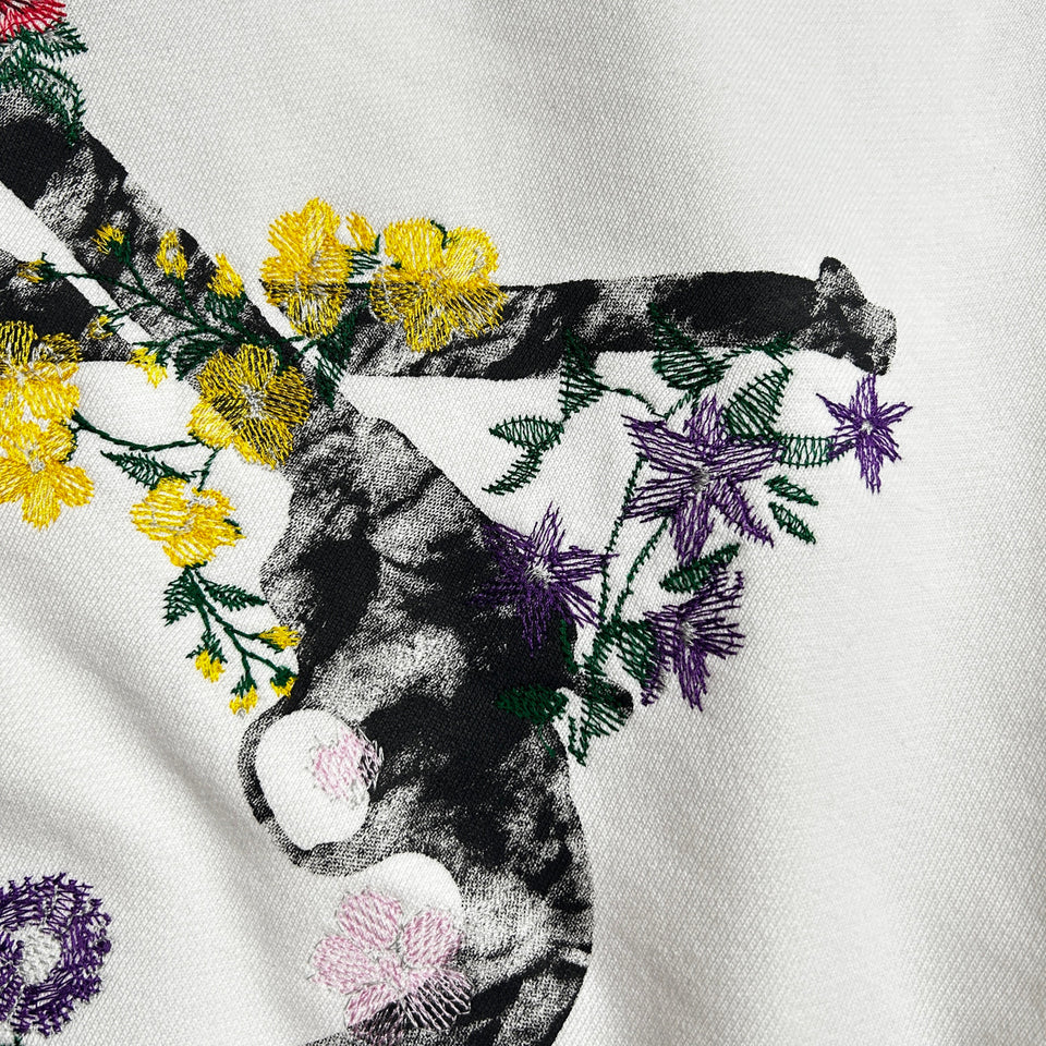 Load image into Gallery viewer, FLOWER CROSSGUN HOODIE / WHITE