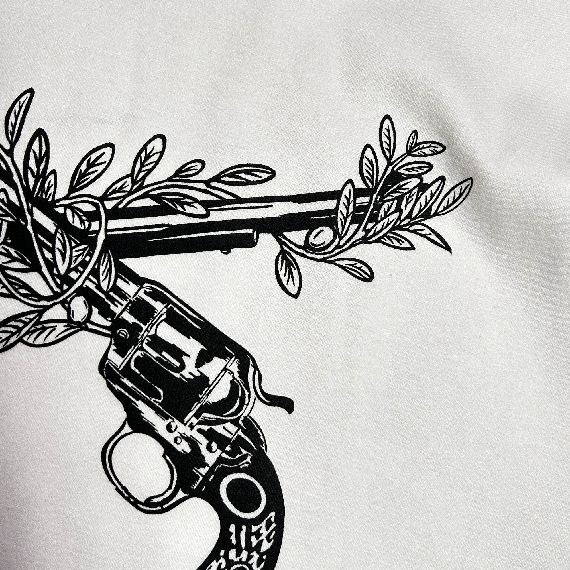 画像をギャラリービューアに読み込む, OLIVE TREE CROSSGUN T-SHIRT / WHITE