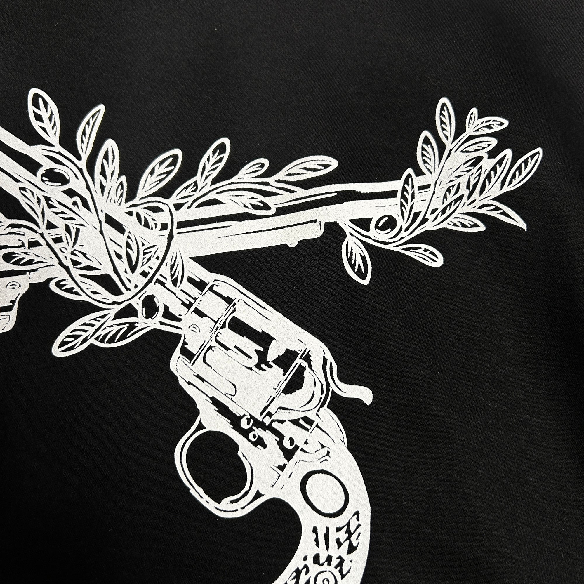 画像をギャラリービューアに読み込む, OLIVE TREE CROSSGUN T-SHIRT / BLACK