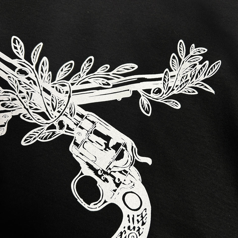 画像をギャラリービューアに読み込む, OLIVE TREE CROSSGUN T-SHIRT / BLACK