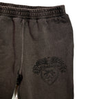 EMBLEM PRINT SWEAT PANTS / BROWN