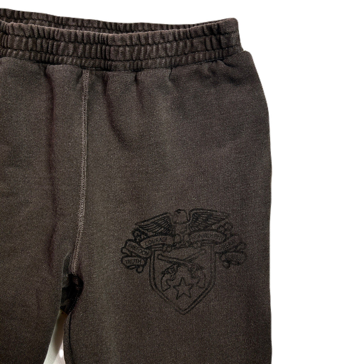 EMBLEM PRINT SWEAT PANTS / BROWN