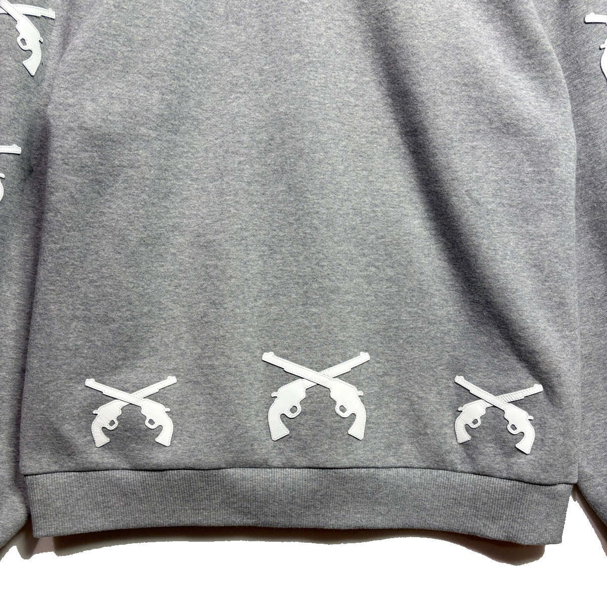 画像をギャラリービューアに読み込む, CROSSGUN LEATHER PATCH SWEAT HOODIE / GRAY