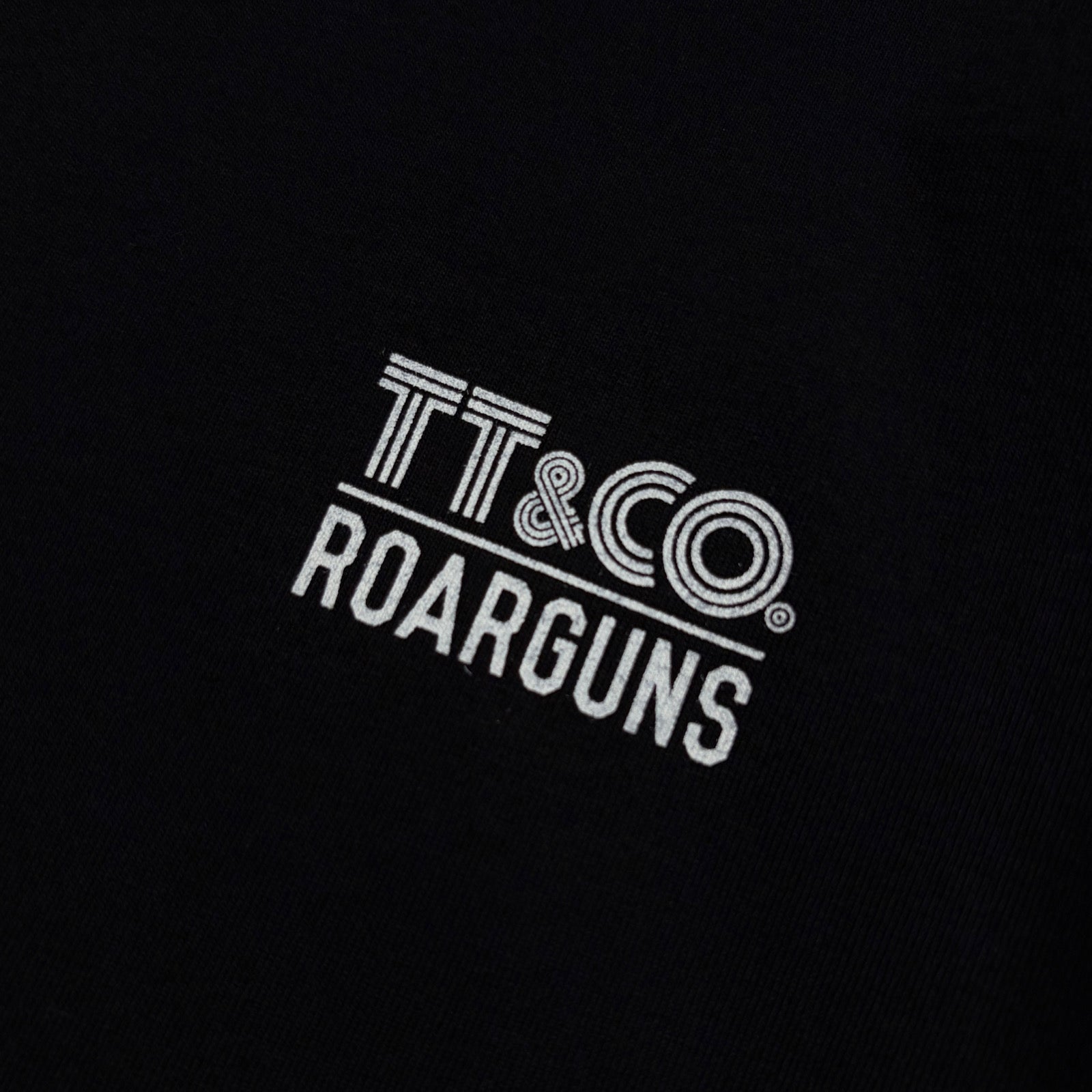 将图片加载到图库查看器，TT&amp;CO. CROSSGUN LOGO T-SHIRT / BLACK