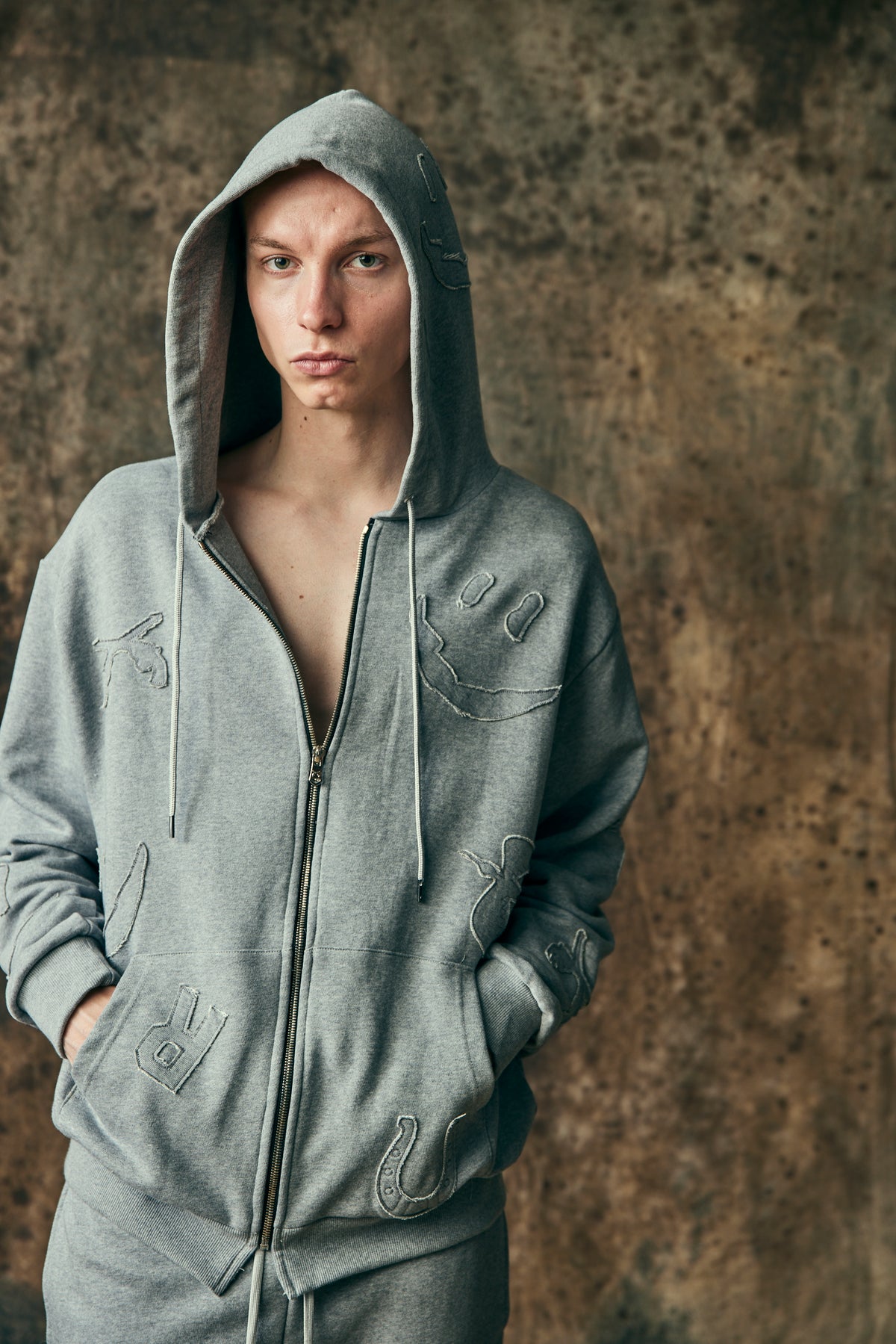 MIX EMBROIDERY PATCH HOODIE / GRAY